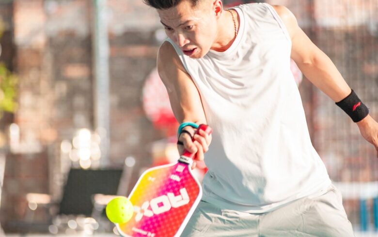 Hoạt động Pickleball trên sân ngoài trời — ảnh tư liệu, không đại diện cho Vĩnh Lộc hoặc cá nhân có tên trên website.
