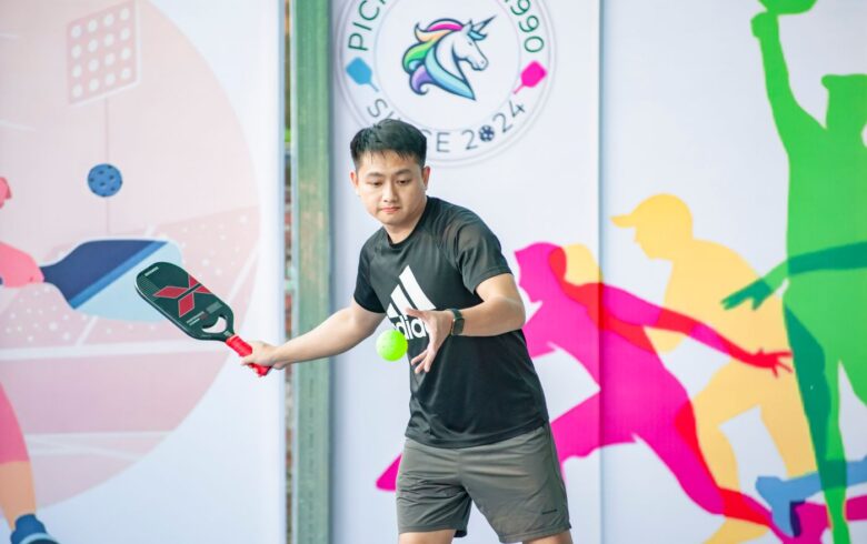 VĐV tham gia một trận Pickleball tại Hà Nội — ảnh tư liệu, không đại diện cho Vĩnh Lộc hoặc cá nhân có tên trên website.