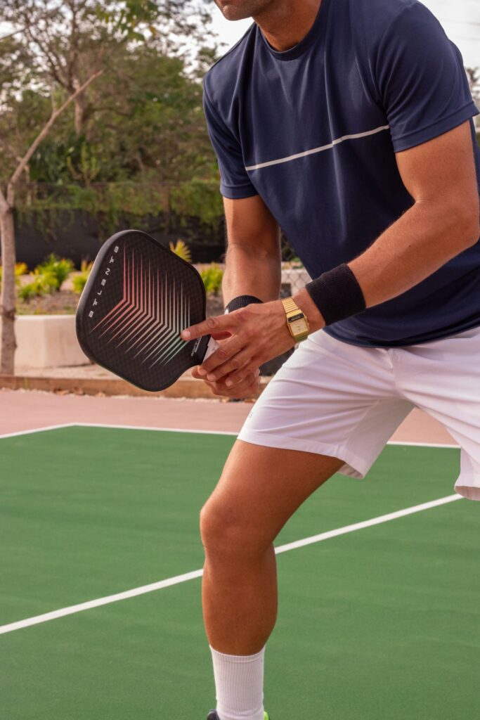 Người chơi thực hành kỹ thuật trên sân Pickleball — ảnh tư liệu, không đại diện cho Vĩnh Lộc hoặc cá nhân có tên trên website.