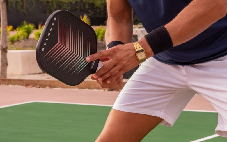 Người chơi thực hành kỹ thuật trên sân Pickleball — ảnh tư liệu, không đại diện cho Vĩnh Lộc hoặc cá nhân có tên trên website.